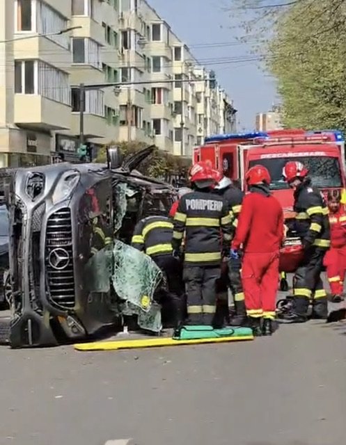 Accident grav în Arad: O persoană încarcerată, un autoturism răsturnat Un accident rutier serios a avut loc pe Bulevardul Revoluției din Arad, în apropierea zonei Ziridava