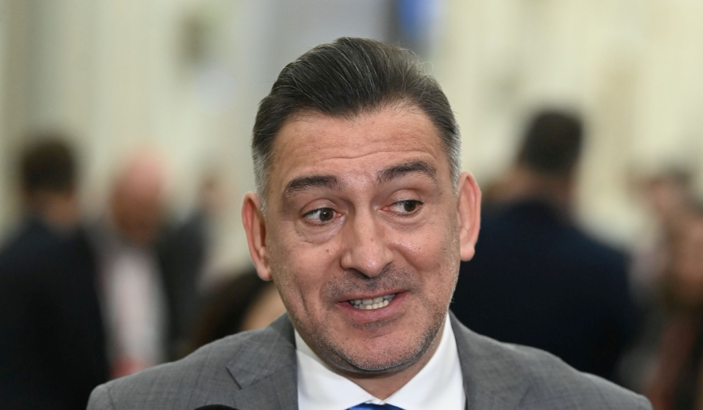 „Craiiova, favorită la titlu!” Ilie Dumitrescu, categoric după etapa a treia din play-off Fostul mare internațional, ILIE Dumitrescu, și-a exprimat public opinia despre lupta acerbă pentru titlul de campioană, după încheierea celei de-a treia etape din play-off-ul Superligii