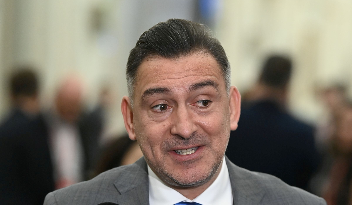„Craiiova, favorită la titlu!” Ilie Dumitrescu, categoric după etapa a treia din play-off Fostul mare internațional, ILIE Dumitrescu, și-a exprimat public opinia despre lupta acerbă pentru titlul de campioană, după încheierea celei de-a treia etape din play-off-ul Superligii
