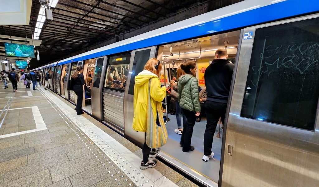 O nouă scumpire lovește buzunarele bucureștenilor: prețul unei călătorii cu metroul crește cu 40% Bucureștenii vor scoate mai mulți bani din buzunar pentru a călători cu metroul