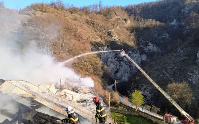 Incendiu violent la o mănăstire din Vâlcea. Intervin pompieri din trei județe