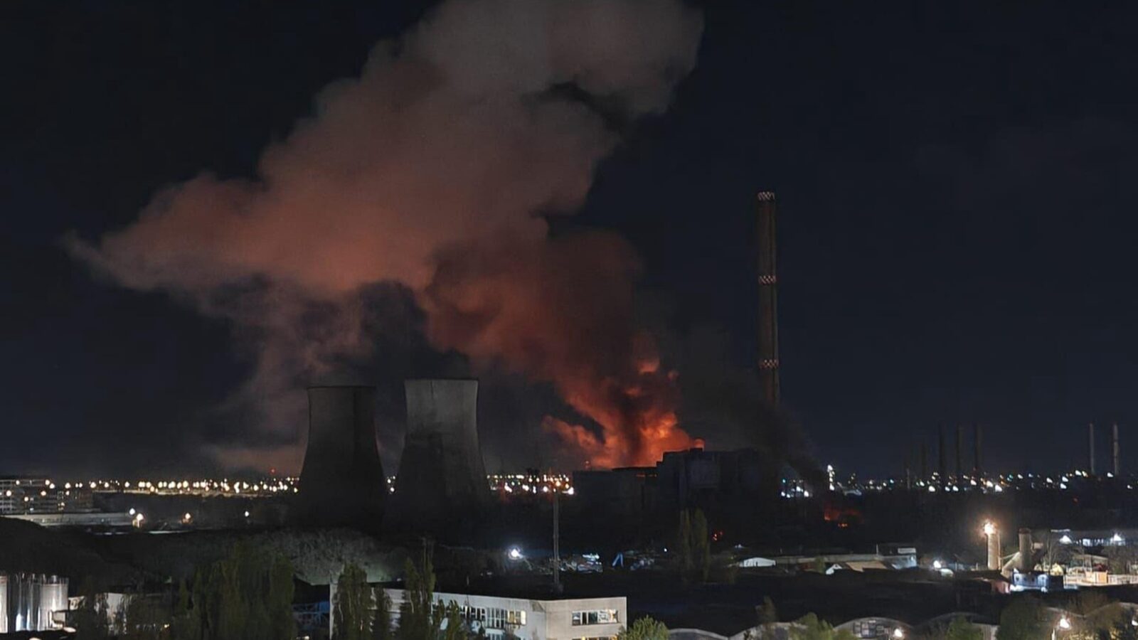 Mii de bucureșteni, fără apă caldă după incendiul de la CET Vest