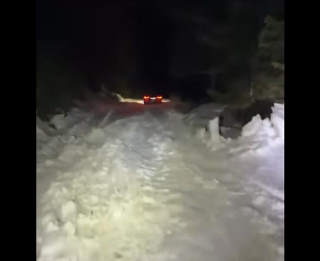 Bărbat și fiu, prinși de zăpadă în Cheile Oltețului, în Noaptea Învierii