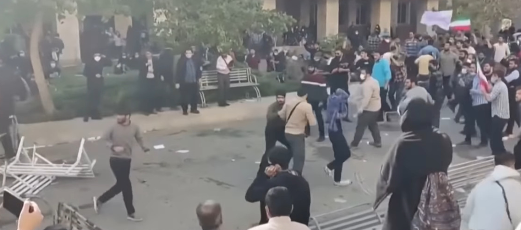 Trump recunoaște: A trimis arme protestatarilor din Iran