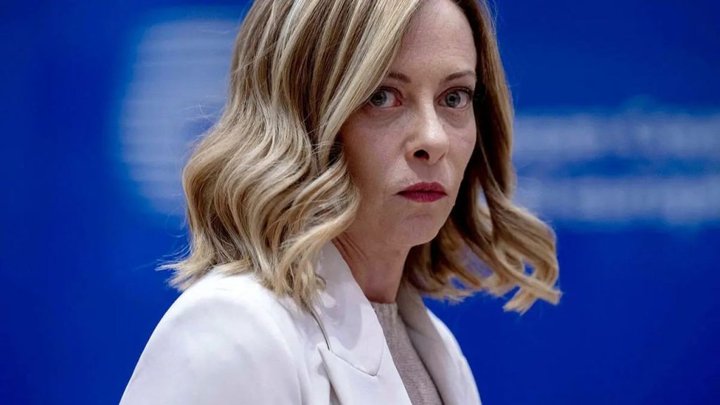 Italia se confruntă cu dificultăți în menținerea echilibrului bugetar, în contextul în care guvernul condus de Giorgia Meloni ia în considerare măsuri pentru a face față creșterii prețurilor la energie și a deficitului