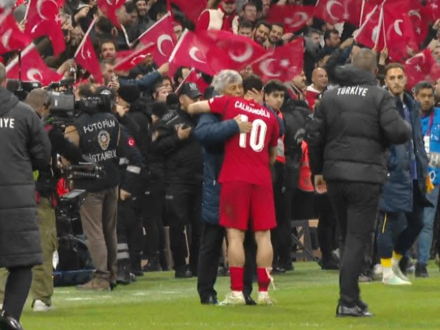 Fotografia emoționantă cu Hakan Calhanoglu și Mircea Lucescu face înconjurul lumii Imaginea cu Hakan Calhanoglu, starul fotbalului turc, alături de Mircea Lucescu, antrenorul român de legendă, a stârnit emoții puternice în lumea sportului
