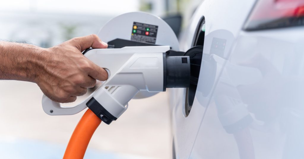 Electricele, pe val în UE din cauza benzinei. Ce e de făcut în România?