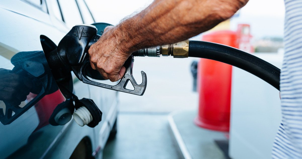 Prețurile la carburanți nu vor scădea la nivelurile anterioare, chiar dacă Guvernul vine cu măsuri de compensare, avertizează consilierul onorific al premierului, Ionuț Dumitru