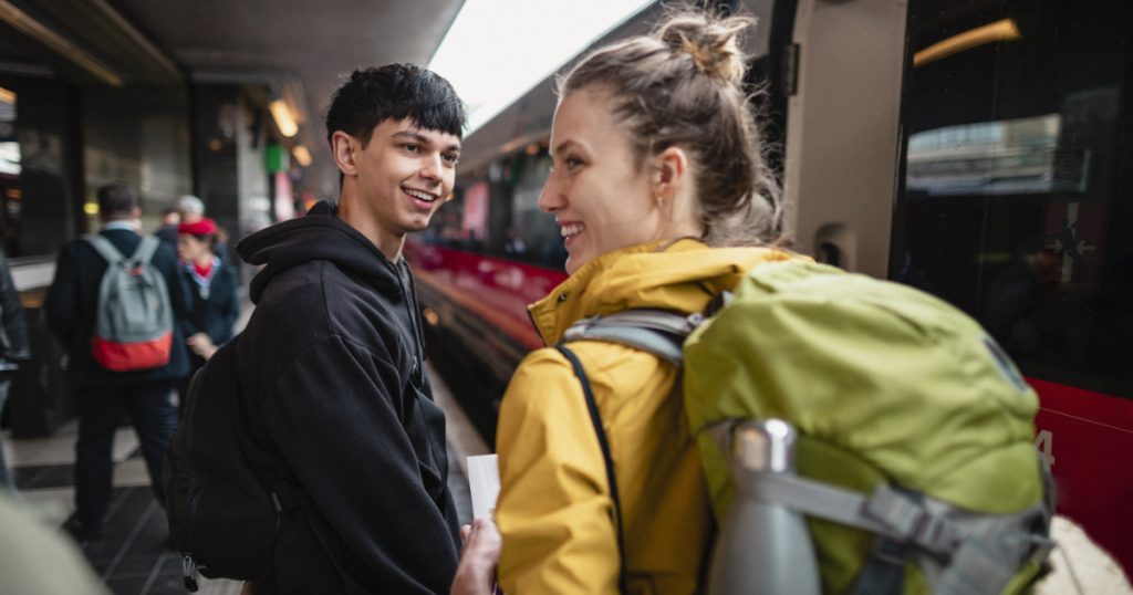 Comisia Europeană lansează o nouă rundă DiscoverEU Comisia Europeană a anunțat o nouă rundă de înscrieri pentru programul DiscoverEU, parte a Erasmus+, oferind tinerilor de 18 ani oportunitatea de a călători gratuit în Europa