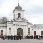 Misterul gestului făcut de cei prezenți la înmormântarea lui Mircea Lucescu la Bellu