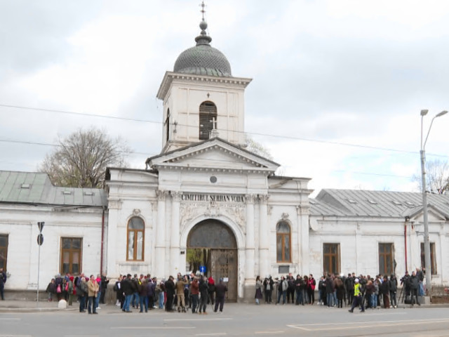 Misterul gestului făcut de cei prezenți la înmormântarea lui Mircea Lucescu la Bellu