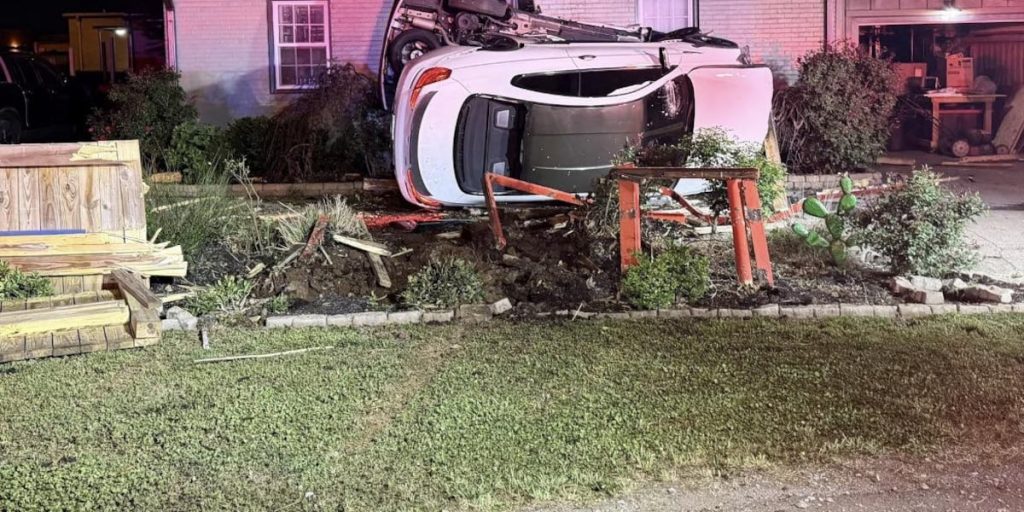 Victimă la spital după ce o mașină a intrat într-o casă în Murfreesboro