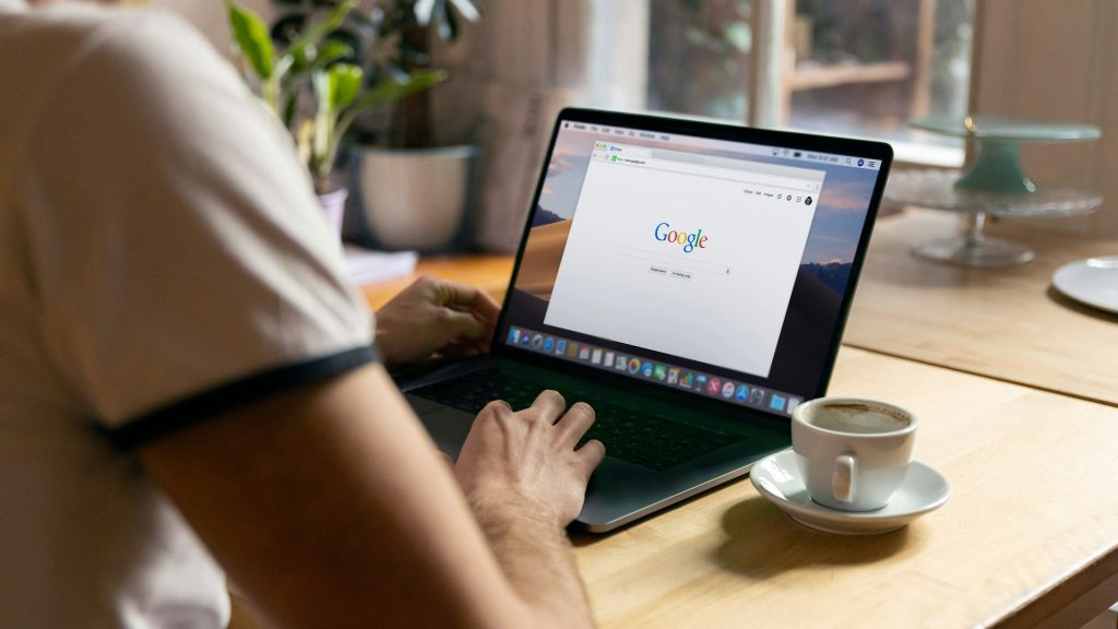 Ilegalul trece online: Cine plătește pentru noile fraude virtuale în România?