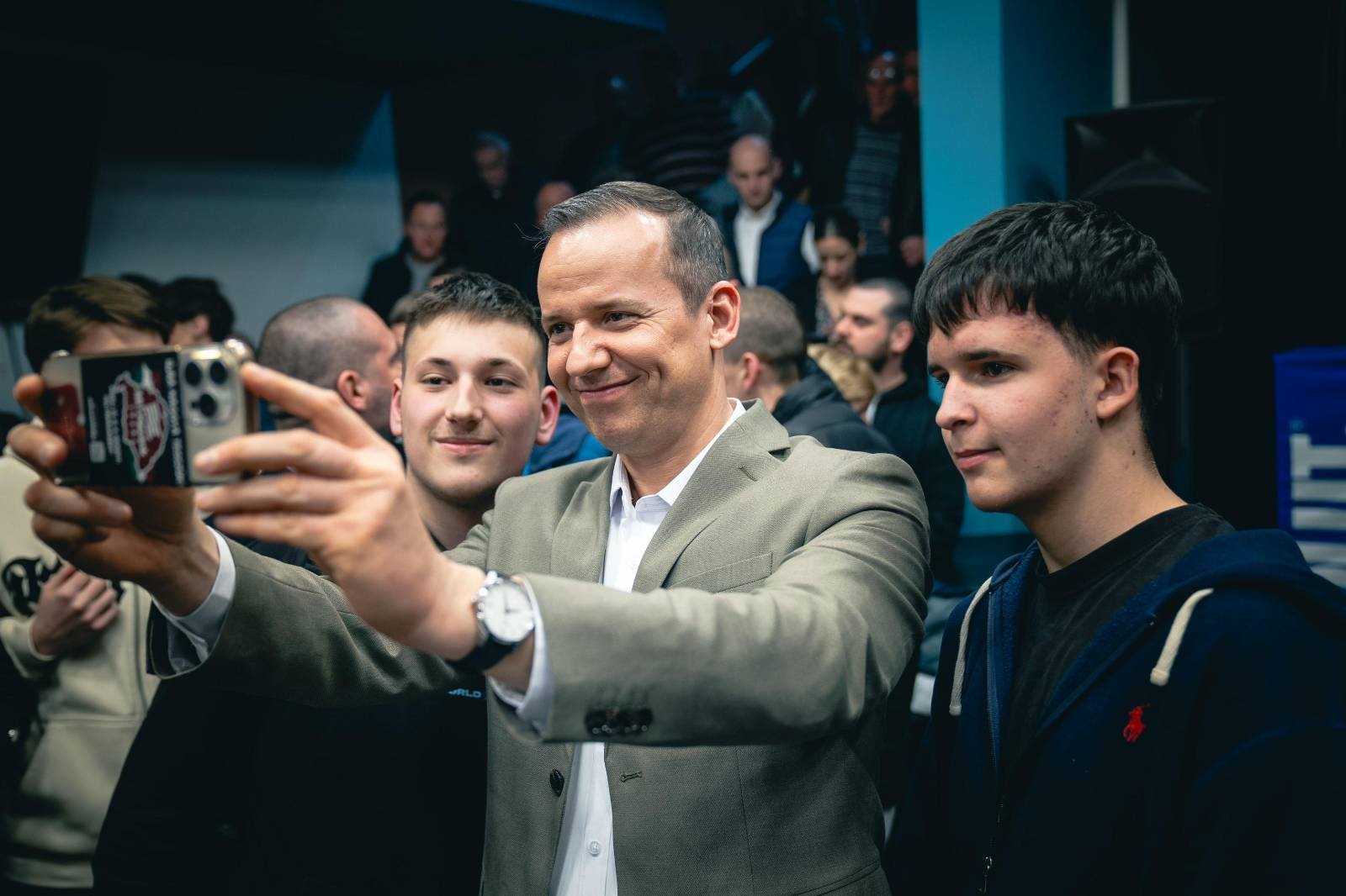 Sondajele de opinie din Ungaria prezintă o imagine fragmentată a intențiilor de vot, cu rezultate care favorizează alternativ partidele aflate în competiție pentru primul loc în scrutinul parlamentar