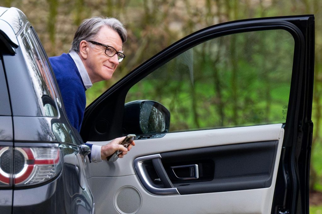 Mandelson, amendat dur: Politicianul britanic prins urinând în public