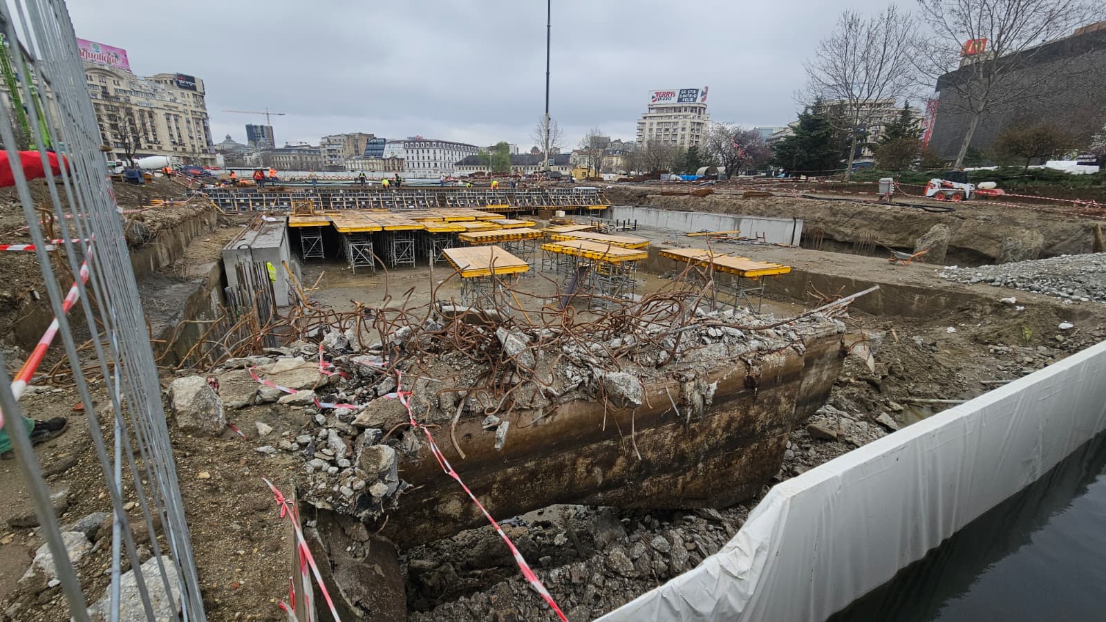 Lucrările de la planșeul Unirii din Capitală se scumpesc cu milioane de euro Costurile pentru consolidarea și reabilitarea planșeului de acoperire a râului Dâmbovița în Piața Unirii, din Sectorul 4 al Capitalei, vor crește