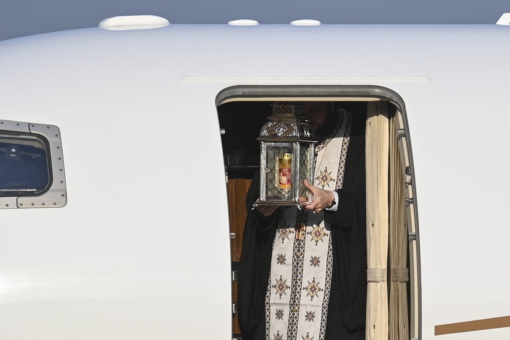 Lumina Sfântă de la Ierusalim a ajuns în România cu un zbor privat / Schimbare din cauza războiului din Orientul Mijlociu