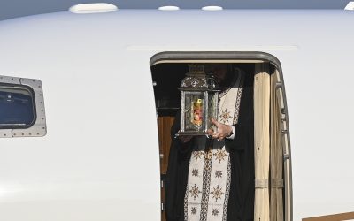 Lumina Sfântă de la Ierusalim a ajuns în România cu un zbor privat / Schimbare din cauza războiului din Orientul Mijlociu