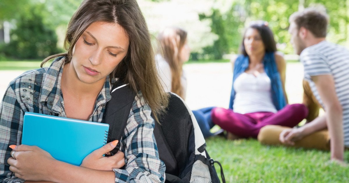 Un studiu recent arată că a fi singur și a te simți singur sunt două experiențe distincte, cu impacturi diferite asupra sănătății