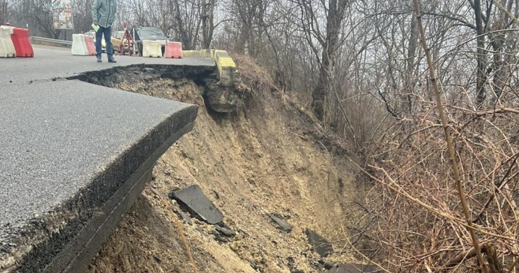 Drum închis de trei luni la Câmpina: Lucrările stagnează, localnicii, la ocoluri