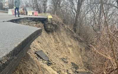 Drum închis de trei luni la Câmpina: Lucrările stagnează, localnicii, la ocoluri