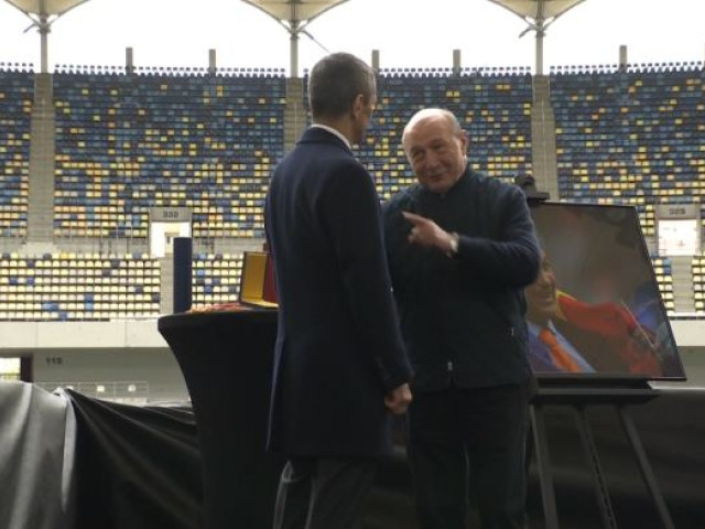 Băsescu, omagiu emoționant la sicriul lui Mircea Lucescu. Ce a făcut fostul președinte