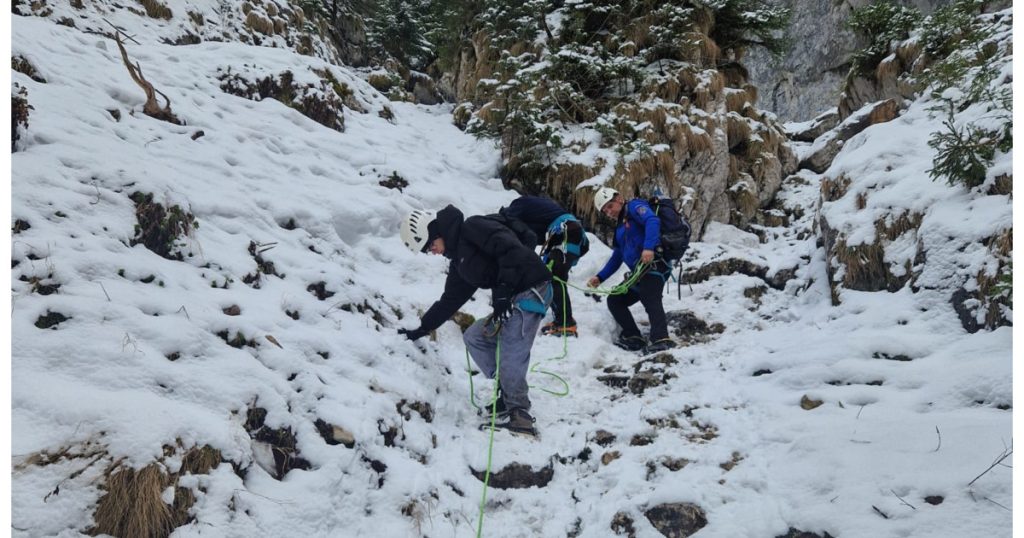 Doi turiști, salvați eroic în Piatra Craiului: Gheață și pericol, învingerea Jandarmeriei