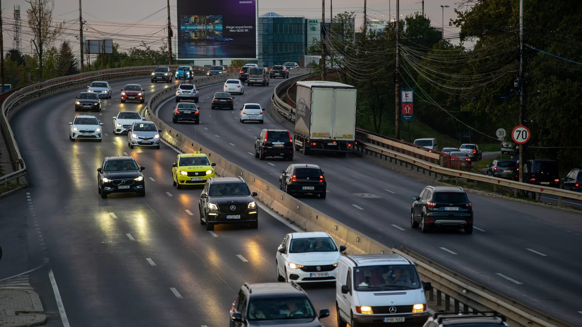 Taxele Auto Mici la Prima Vedere, Costul Real Crește Considerabil Cu toate că taxele de bază pentru înmatricularea unui autovehicul par a fi modice, acestea reprezintă doar o mică parte din cheltuielile totale pe care le suportă proprietarii de mașini