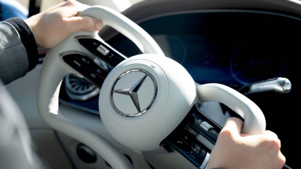 Mercedes intră într-o nouă eră a designului auto, cu un volan neobișnuit și tehnologii avansate de direcție steer-by-wire, care ar putea schimba fundamental modul în care percepem experiența de condus