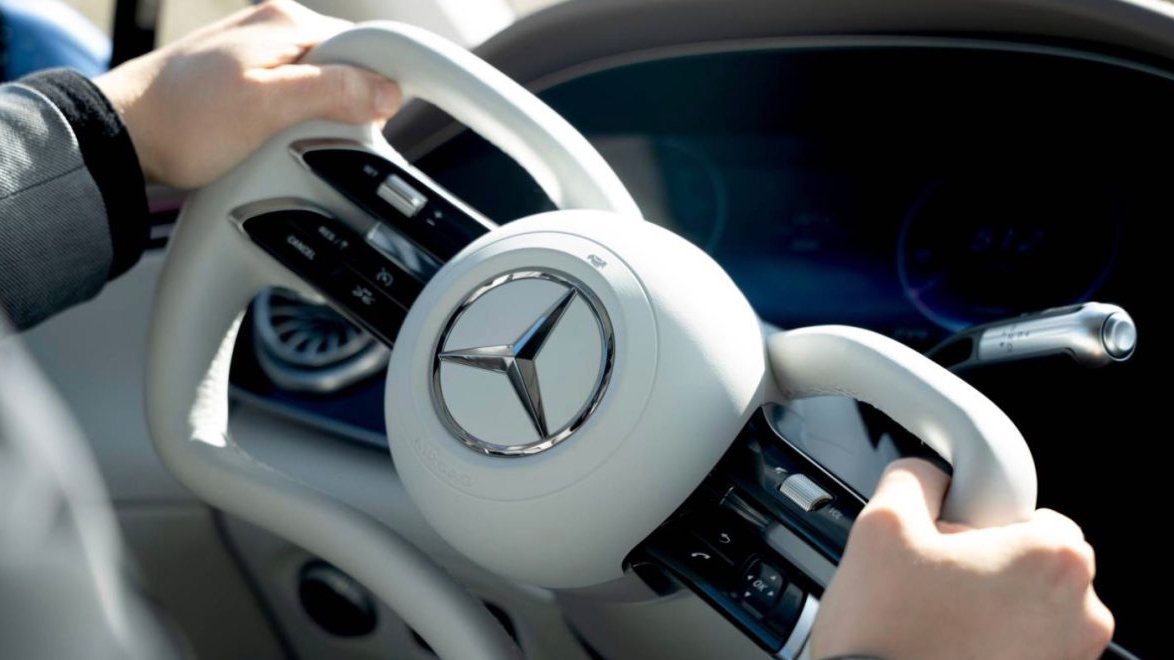 Mercedes intră într-o nouă eră a designului auto, cu un volan neobișnuit și tehnologii avansate de direcție steer-by-wire, care ar putea schimba fundamental modul în care percepem experiența de condus