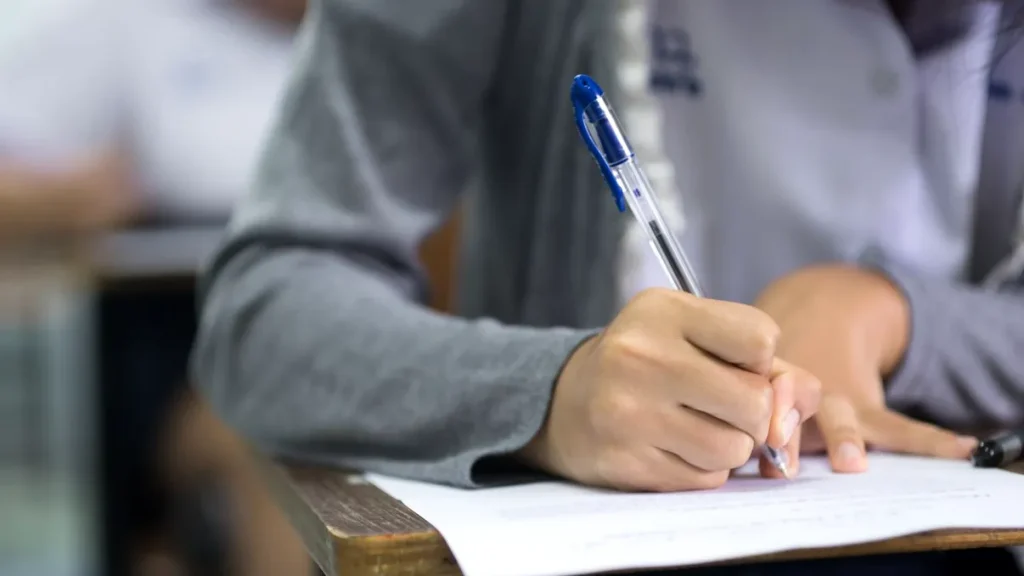 Ministerul Educației amână comunicarea rezultatelor de la simularea Bac 2026 Rezultatele simulării pentru examenul de Bacalaureat din 2026 vor sosi mai târziu decât era planificat
