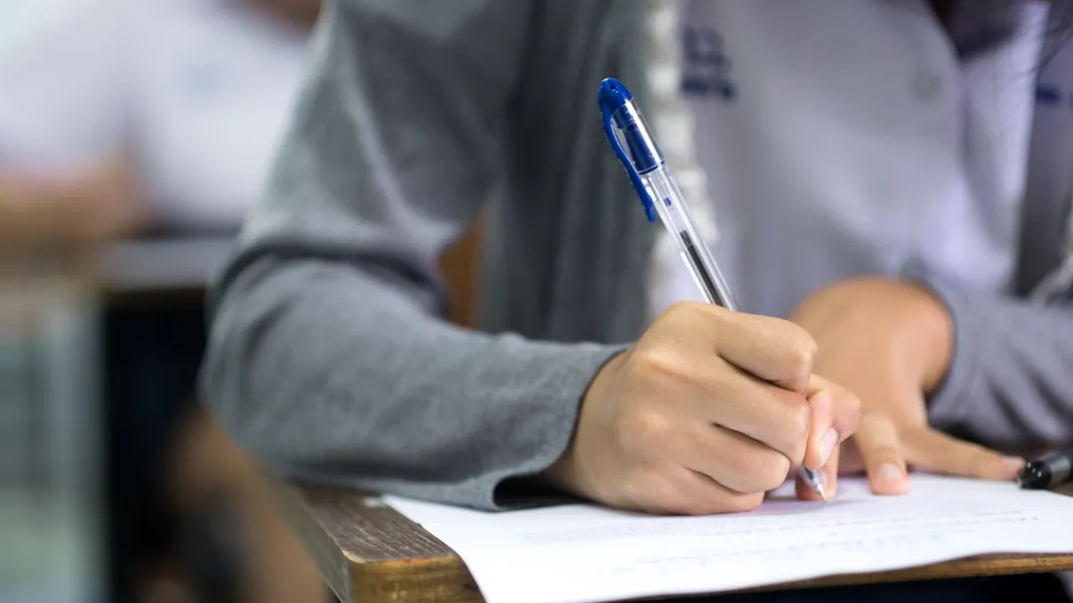 Ministerul Educației amână comunicarea rezultatelor de la simularea Bac 2026 Rezultatele simulării pentru examenul de Bacalaureat din 2026 vor sosi mai târziu decât era planificat
