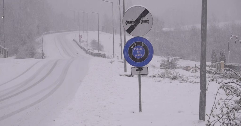 Transalpina, curățată de zăpadă: DRUMARII lucrează pe Rânca-Obârșia Lotrului