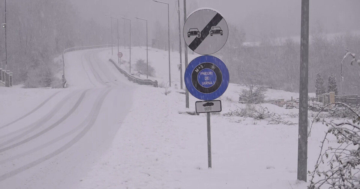 Transalpina, curățată de zăpadă: DRUMARII lucrează pe Rânca-Obârșia Lotrului