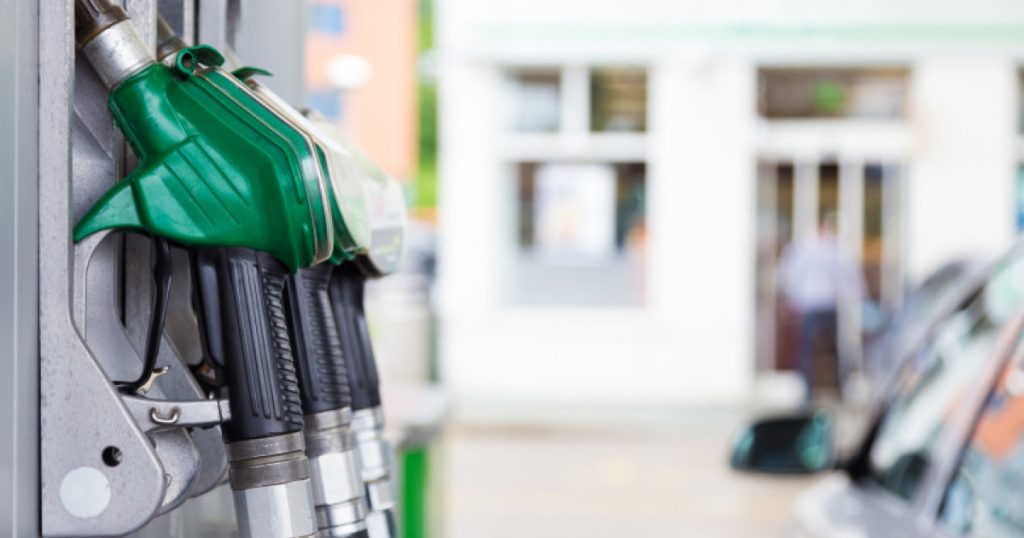GUVERNUL reduce acciza la motorină și introduce o taxă pentru companiile petroliere București – Guvernul a adoptat vineri, în ședință extraordinară, o ordonanță de urgență care prevede o reducere a accizei la motorina standard cu aproximativ 30 de bani pe litru (36 de bani cu TVA)