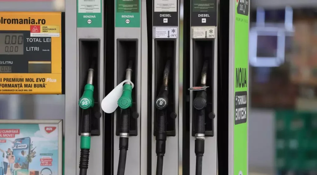Motorina va deveni mai ieftină de marți, dar benzina rămâne la prețurile actuale Șoferii de motorină vor beneficia de o reducere de preț la pompă începând de marți, 7 aprilie, datorită unei măsuri luate de Guvern