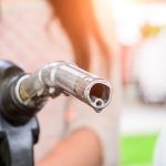 Motorina s-a ieftinit notabil la una dintre marile rețele, dar rămâne totuși mai scumpă decât la unii concurenți. Există însă și o veste bună aici