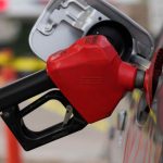 Efect neobișnuit la pompă: Un lanț de benzinării vinde motorina premium mai ieftin decât cea standard. Care ar fi explicațiile