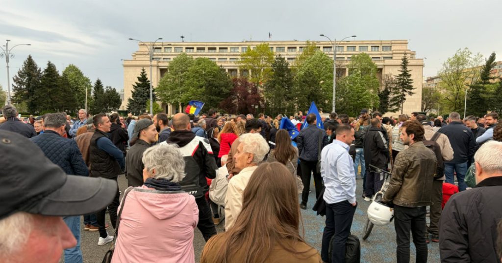 Manifestație PRO-Bolojan în Piața Victoriei: Premierul, susținut de oameni