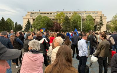 Manifestație PRO-Bolojan în Piața Victoriei: Premierul, susținut de oameni