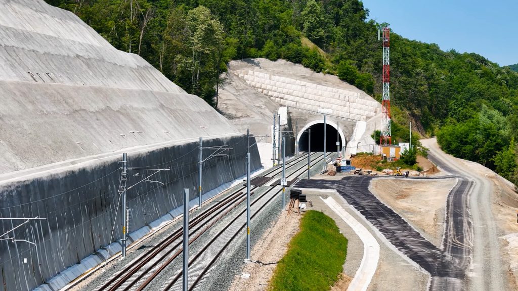 Un tunel feroviar de 10 kilometri propus pentru zona Predeal ar putea revoluționa transportul pe calea ferată, conform Asociației Pro Infrastructură