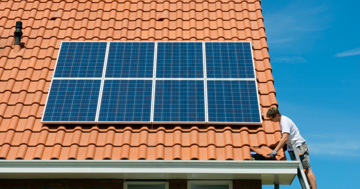 ANRE reglementează comunitățile de energie: un pas important pentru tranziția energetică București – Autoritatea Națională de Reglementare în domeniul Energiei (ANRE) a lansat în consultare publică un proiect de ordin care stabilește cadrul legal pentru înregistrarea și funcționarea comunităților de energie în România