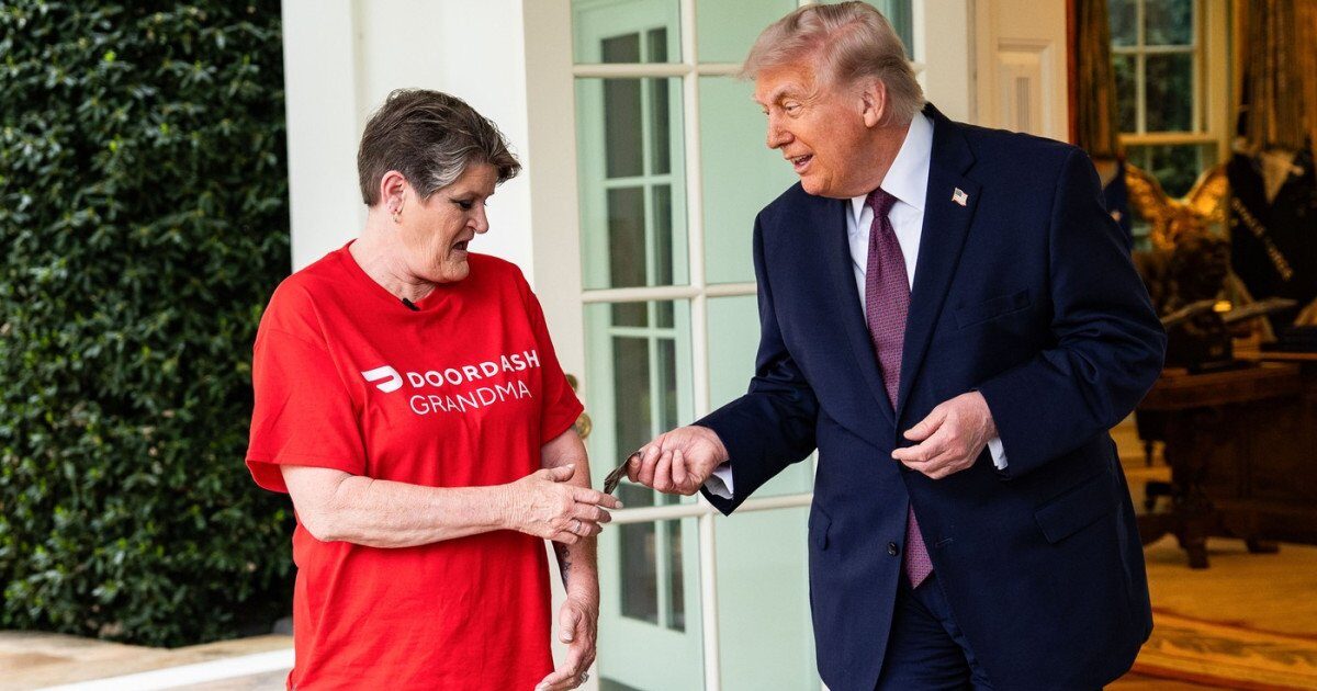 Trump, show ieftin la Casa Albă: Bacșiș de 100$ și fast-food regizat