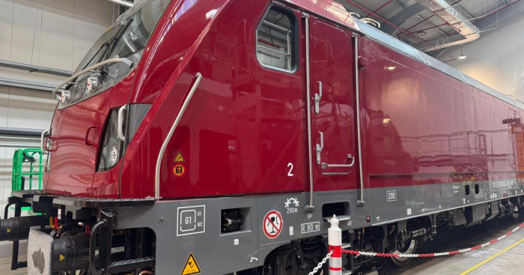 ALSTOM livrează prima locomotivă electrică Traxx Passenger pentru ARF Alstom a livrat prima locomotivă electrică Traxx Passenger de serie pentru Autoritatea pentru Reformă Feroviară (ARF), un pas important în cadrul contractului semnat în cursul anului 2024