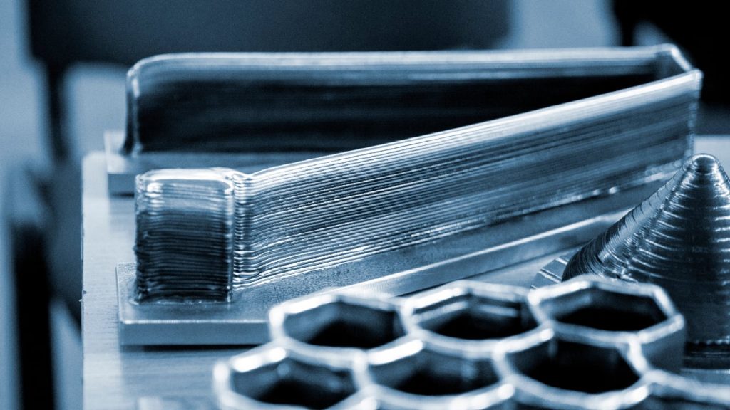 Model realizat pe o imprimantă 3D din metal. Obiect creat pe o imprimantă 3D prin topirea unui fir metalic.