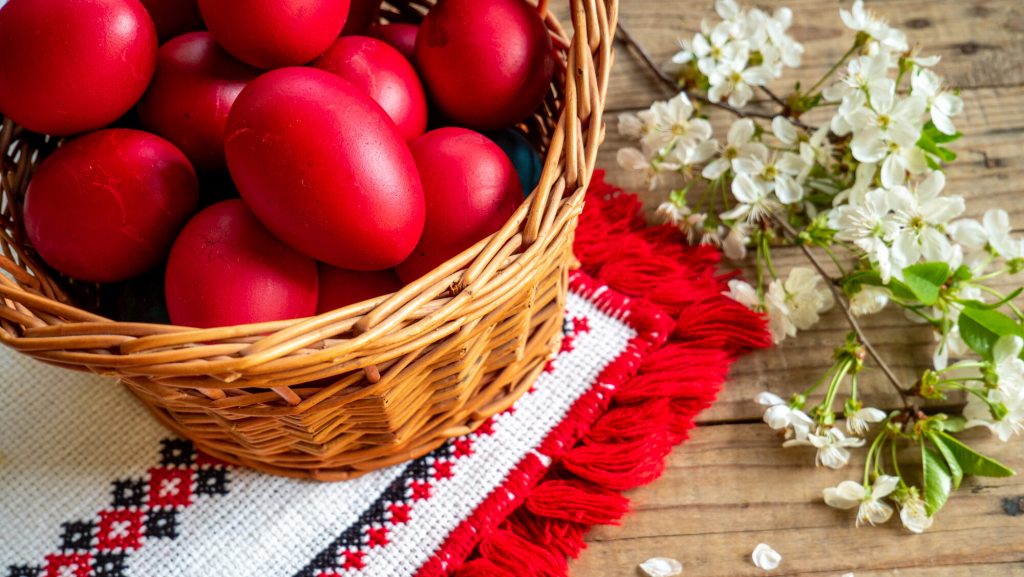 Ouăle roșii de Paște: De la simboluri ancestrale la tradiții în România