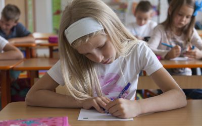 La evaluările de acest tip, copilul nu trebuie să dovedească faptul că a reușit să memoreze niște date, ci că a înțeles informația și o poate folosi în contextul potrivit. FOTO: Shutterstock