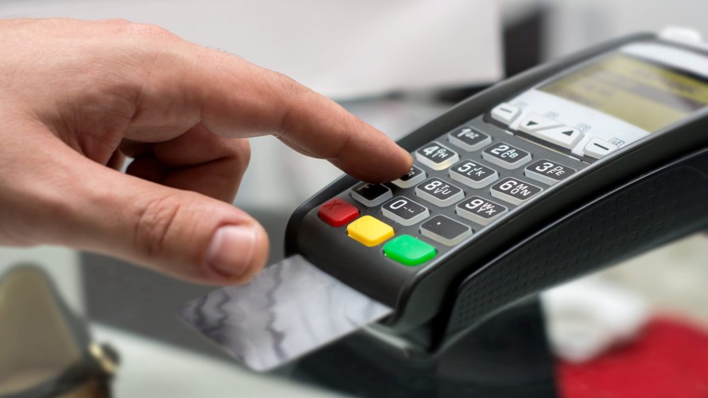 Plata doar cu cardul: Numerarul dispare din restaurante