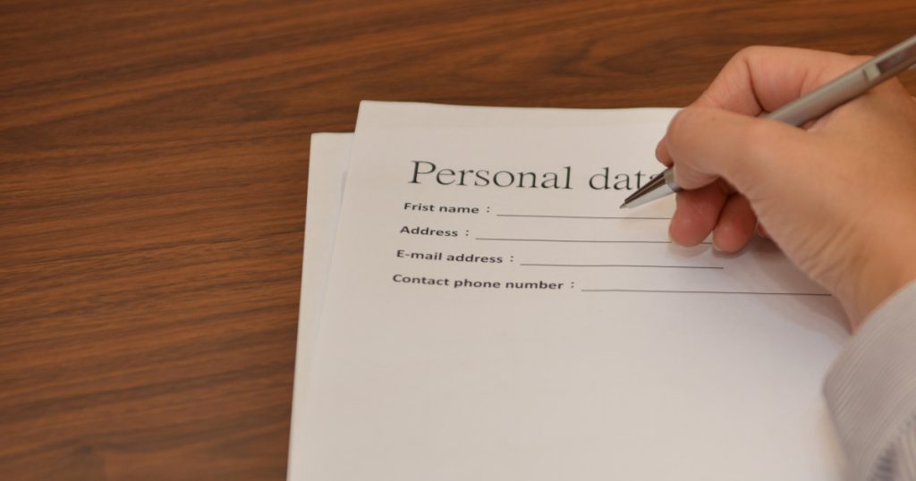 Ce înseamnă „First Name” și „Last Name”? Eroarea fatală a românilor online