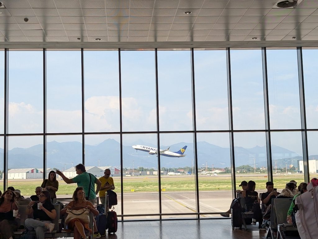 Aeroporturile din nordul Italiei, afectate de restricții privind combustibilul pentru zboruri MILANO, Italia – Patru aeroporturi importante din nordul Italiei vor introduce restricții privind aprovizionarea cu combustibil pentru zborurile comerciale până pe 9 aprilie